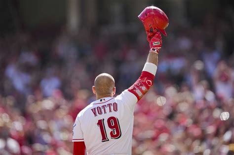 Reds bounce back from meltdown, rally past Pirates 4-2 in Votto’s possible home finale